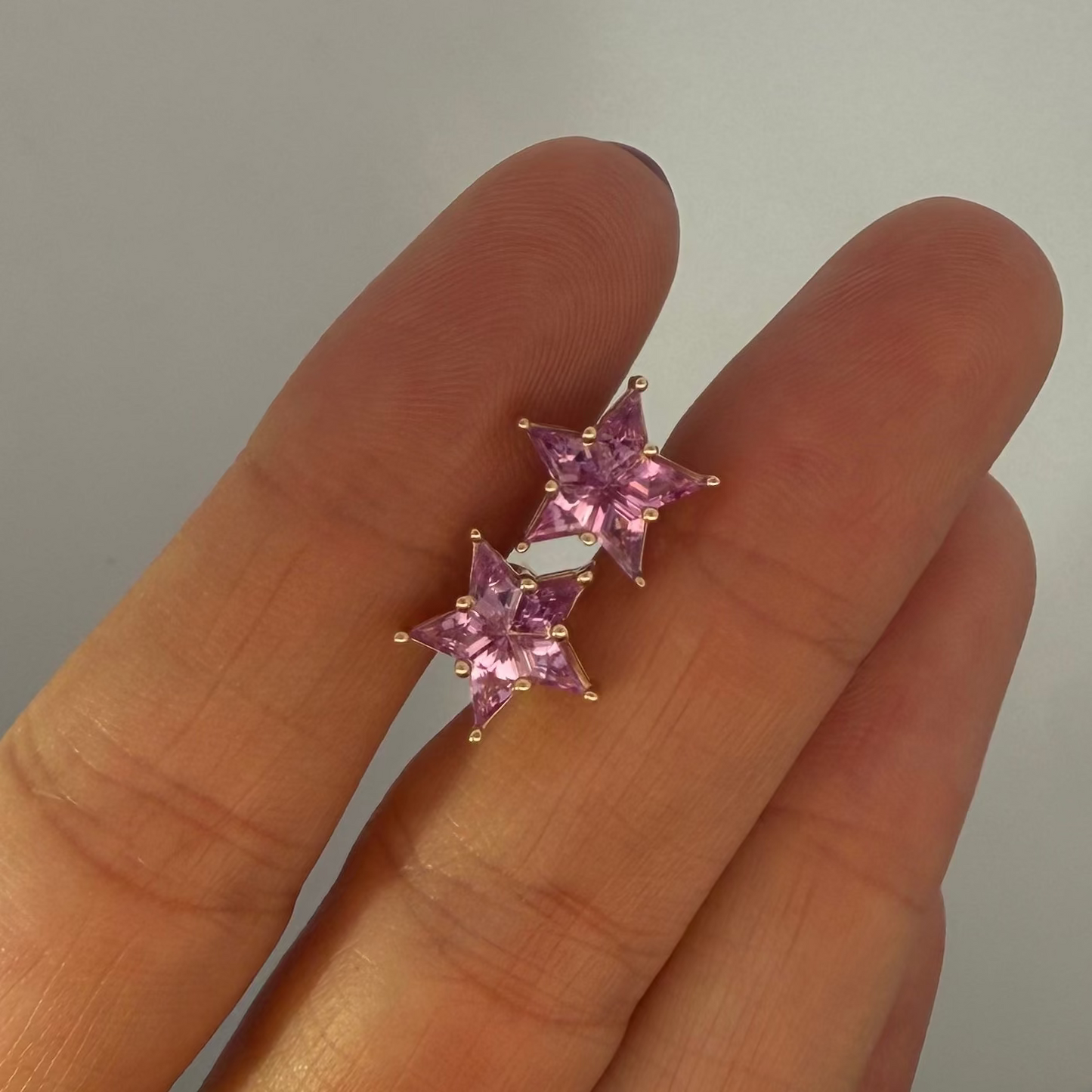 Opción U / ENTREGA INMEDIATA / PIEZA ÚNICA / Par de Aretes De Zafiros Rompecabezas Forma Hexagonal  / Oro amarillo 14k