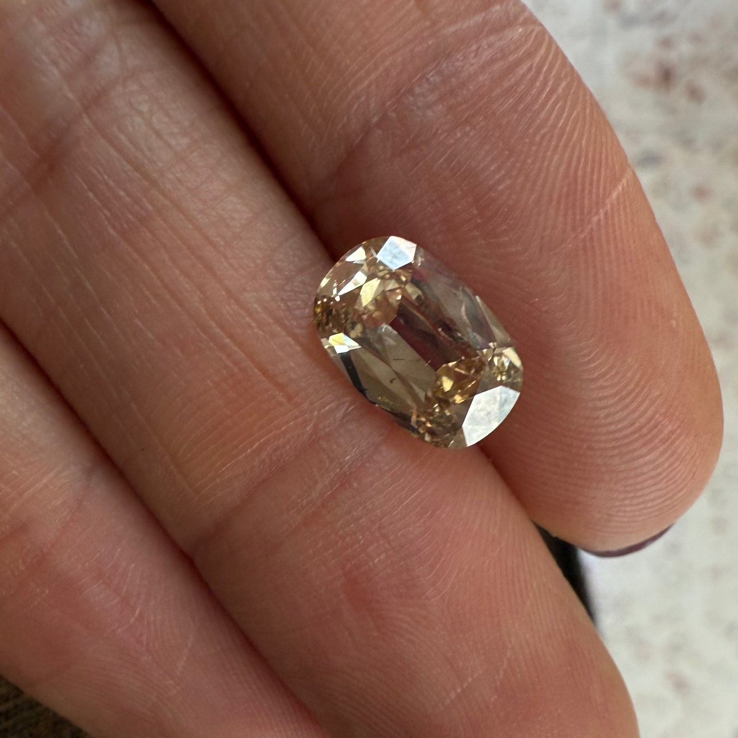 Diamante Old Mine Cushion Alargado Champagne de 2.6ct