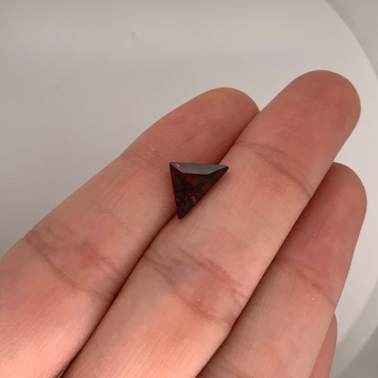 Granate Corte Triangular de 2.25ct / Medidas 11.5 x 7.6mm