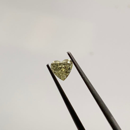 Diamante Amarillo Corte Corazón de 0.54ct / Medidas 4.8x5mm