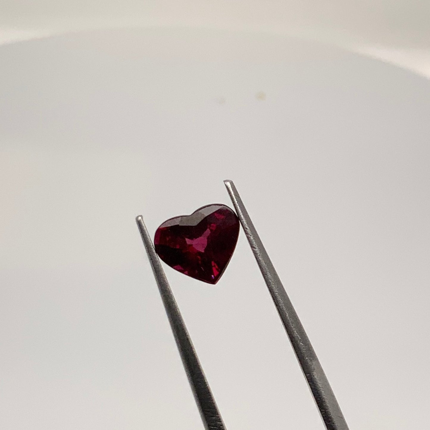 Rodolita (Granate Frambuesa) Corte Corazón de 1.65ct / Medidas 7.5x6.6mm