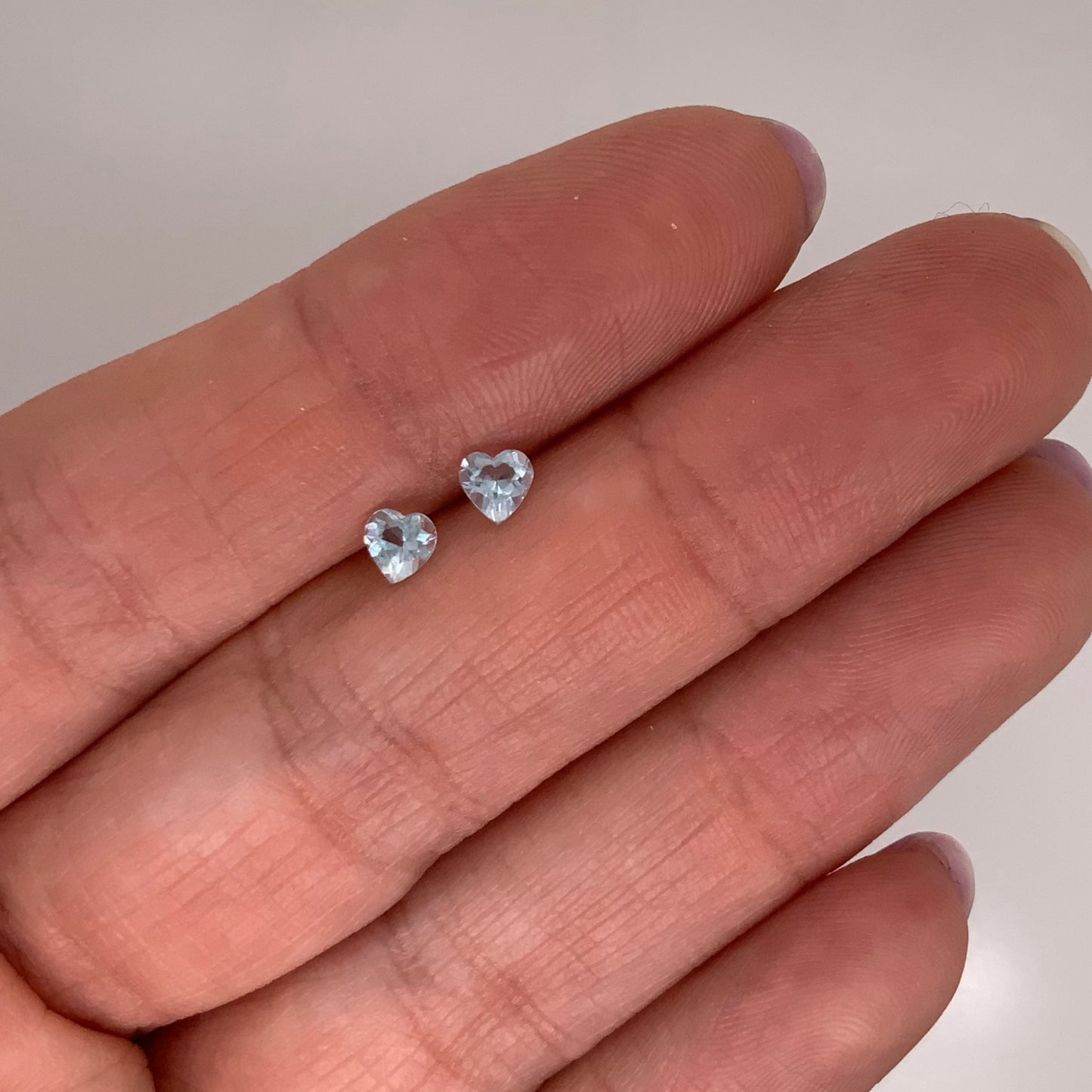Par de Topacios Swiss Blue corte Corazón de 0.50ct para aretes, medidas 4x4mm