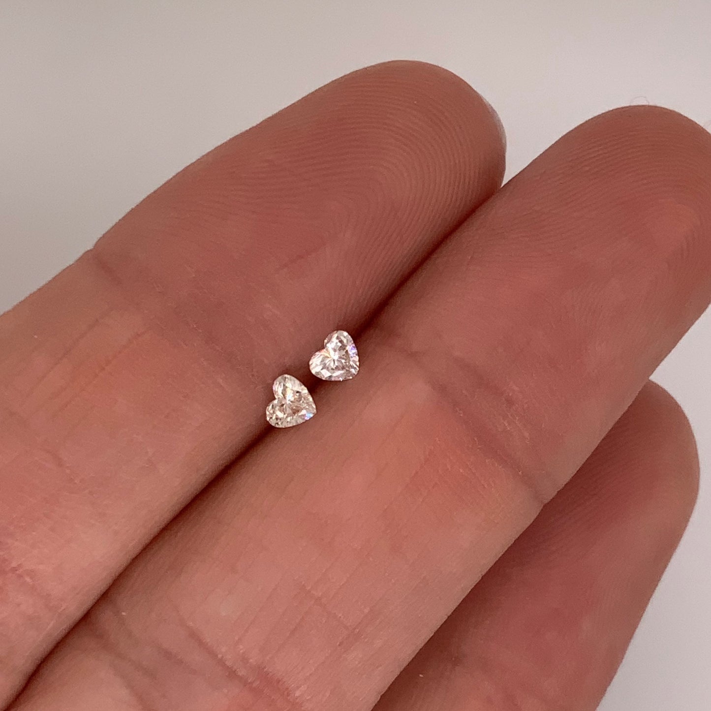 Par de Diamantes de Corazón de 0.20ct (total) para aretes, medidas 3.5x2.95mm
