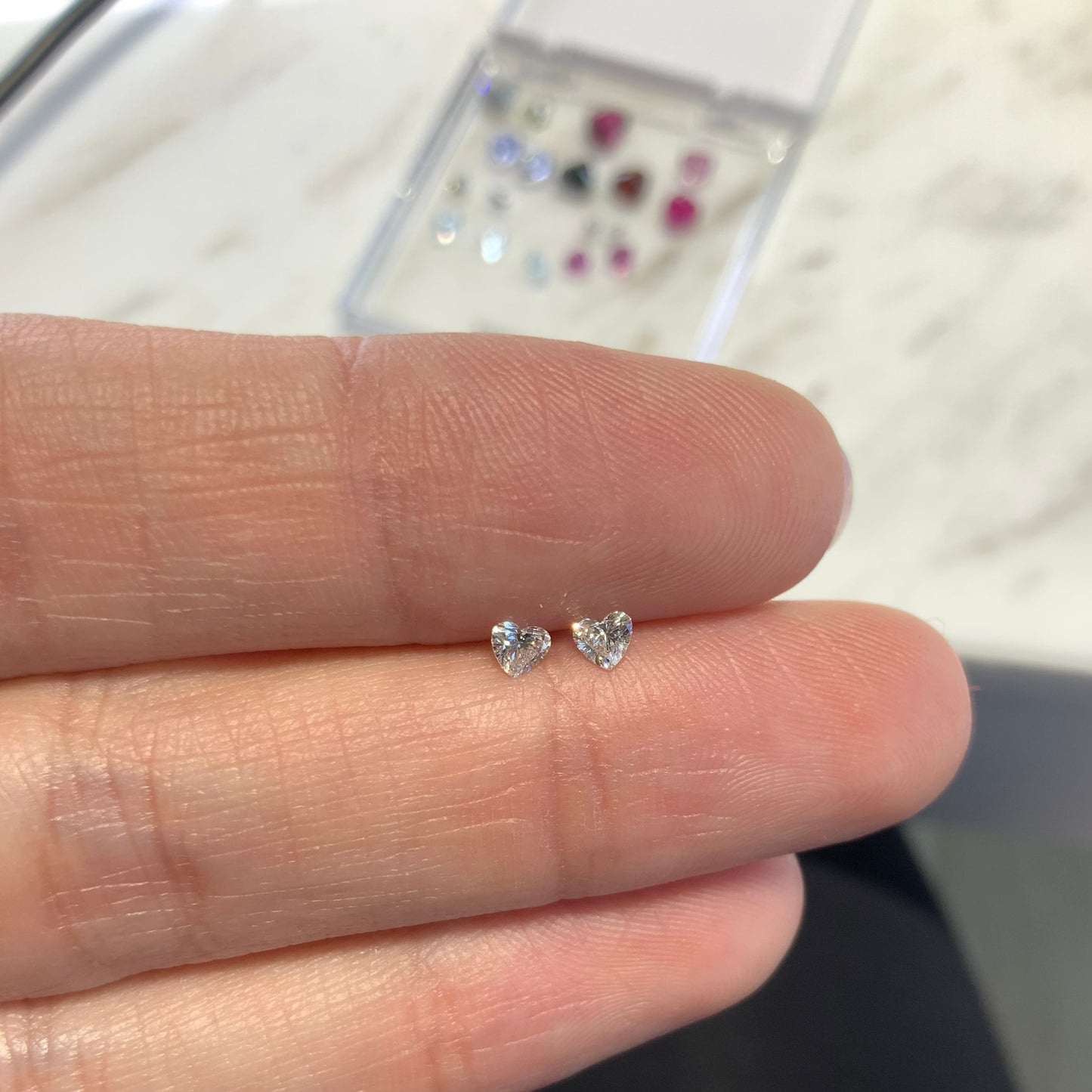 Par de Diamantes de Corazón de 0.20ct (total) para aretes, medidas 3.5x2.95mm