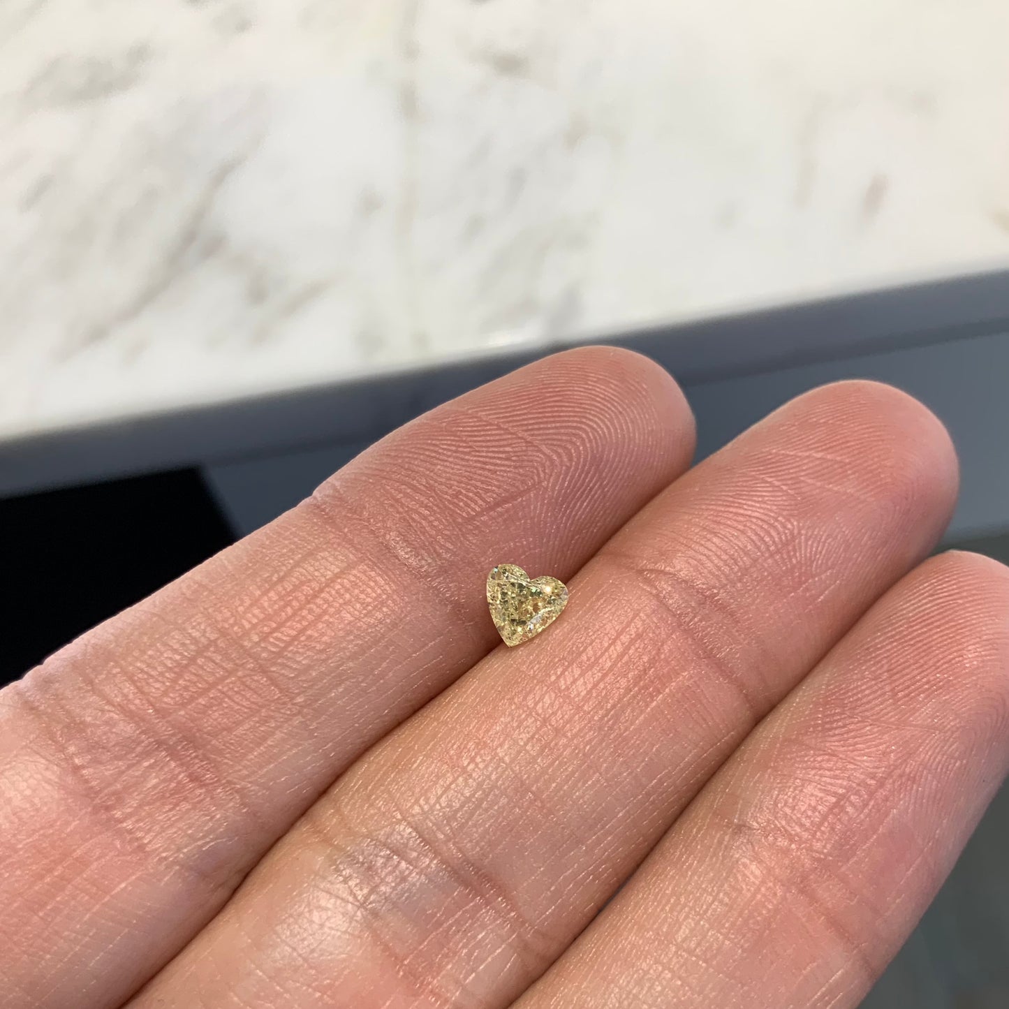 Diamante Amarillo Corte Corazón de 0.54ct / Medidas 4.8x5mm