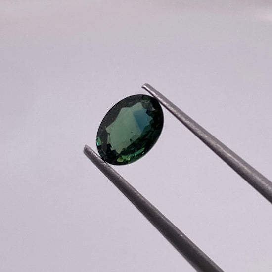 Zafiro Azul Verdoso Bicolor Corte Oval de 1ct / Medidas 7.15 x 5.3mm