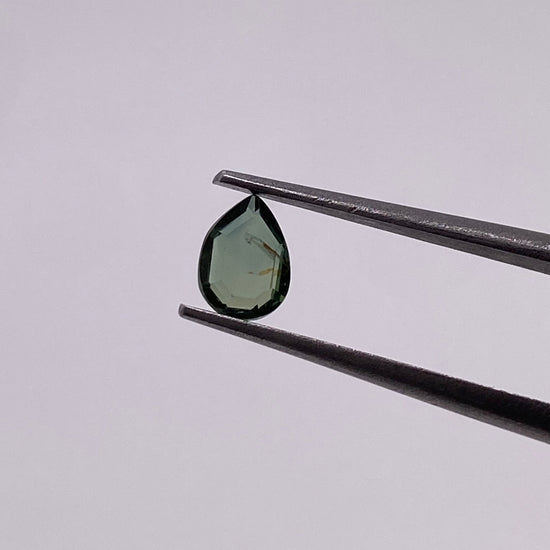 Zafiro Verde Corte Gota Retrato de 0.50ct / Medidas 5.95 x 4.4mm