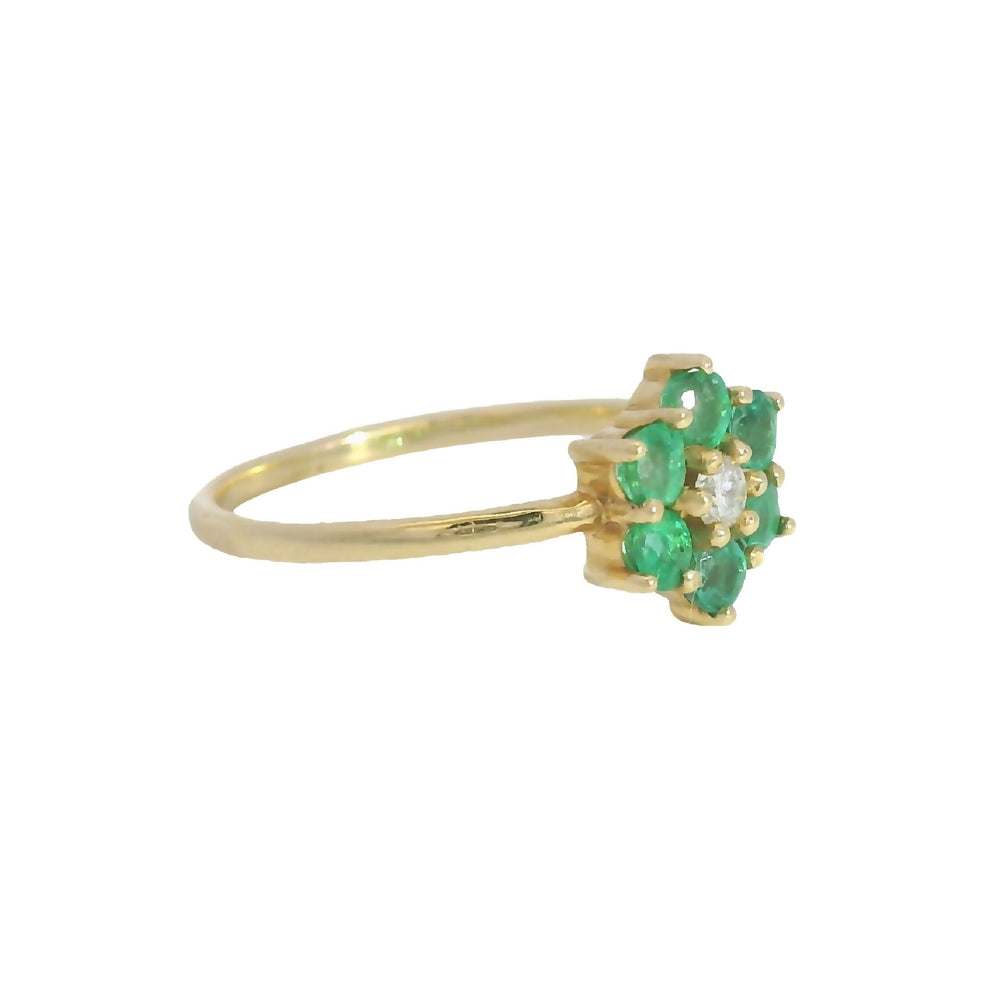 
                      
                        ENTREGA INMEDIATA / PIEZA ÚNICA / Anillo Flor con Esmeraldas y Diamante central / Oro amarillo 14K / Talla 6.5
                      
                    