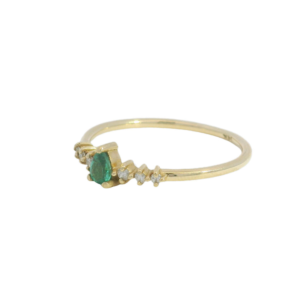 
                      
                        ENTREGA INMEDIATA / PIEZA ÚNICA / Anillo con Esmeralda en corte Gota y Diamantes laterales / Oro amarillo 14K / Talla 8
                      
                    