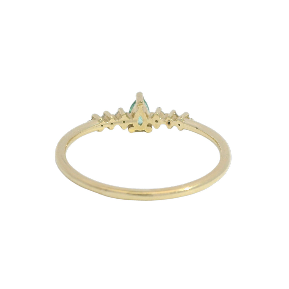 
                      
                        ENTREGA INMEDIATA / PIEZA ÚNICA / Anillo con Esmeralda en corte Gota y Diamantes laterales / Oro amarillo 14K / Talla 8
                      
                    