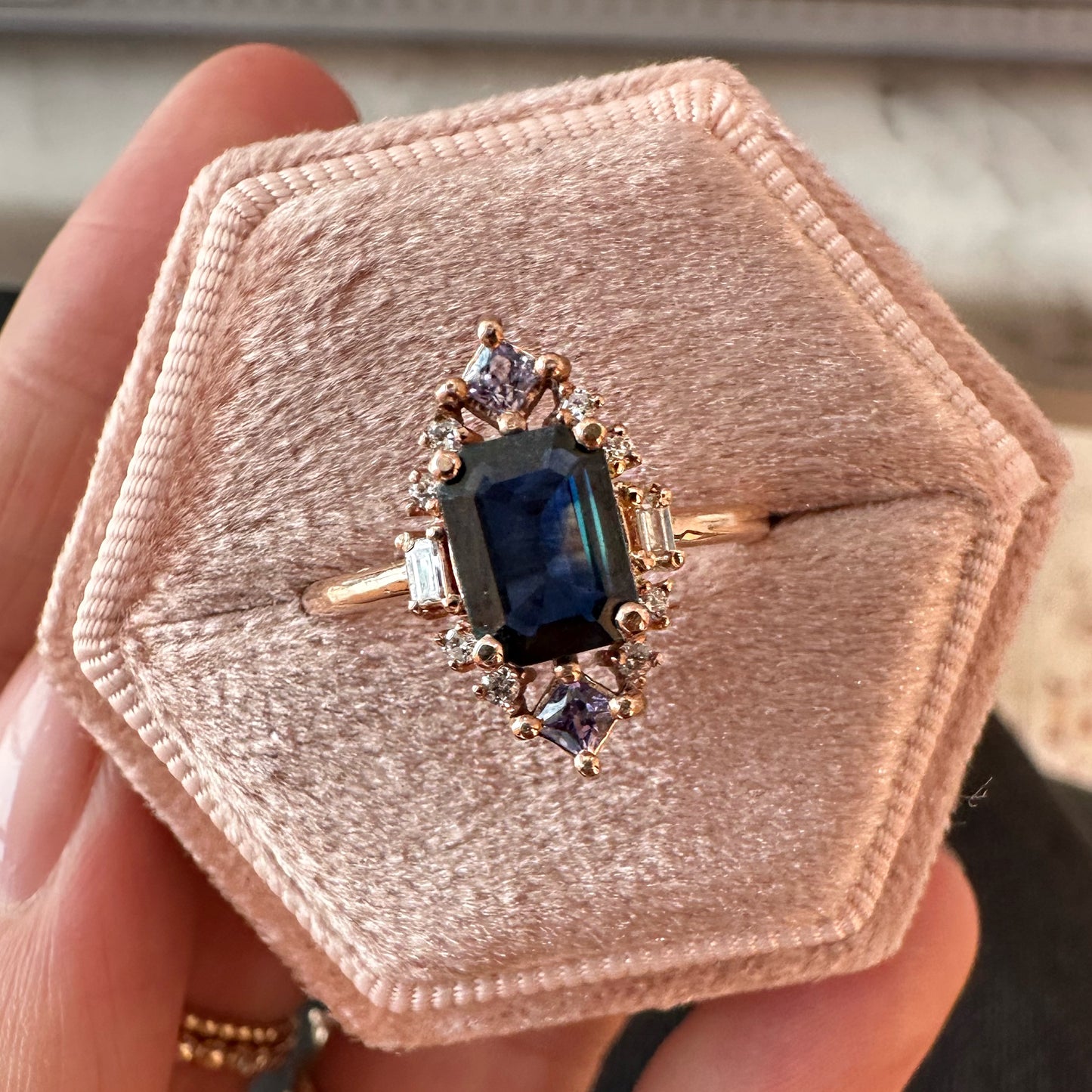 PIEZA ÚNICA / Anillo de Zafiro Azul con Zafiros morados y Diamantes