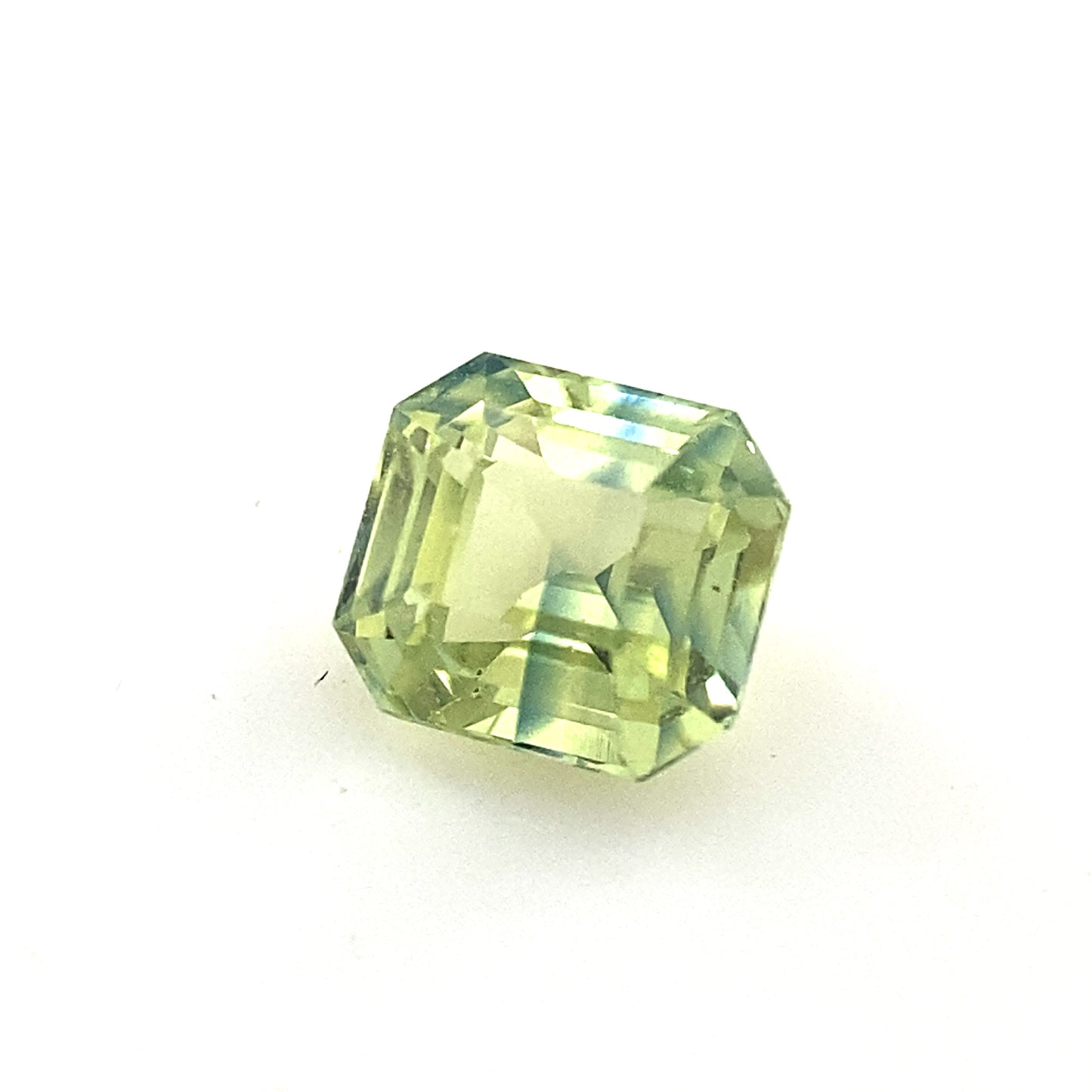 PIEDRA SUELTA / Zafiro amarillo con listones azules de 0.70ct / Valor total 14,450 pesos