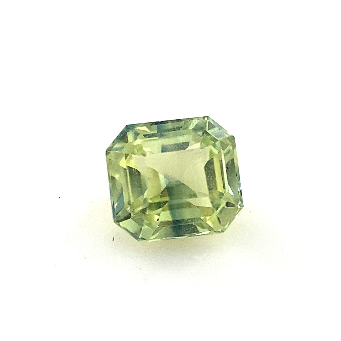 PIEDRA SUELTA / Zafiro amarillo con listones azules de 0.70ct / Valor total 14,450 pesos