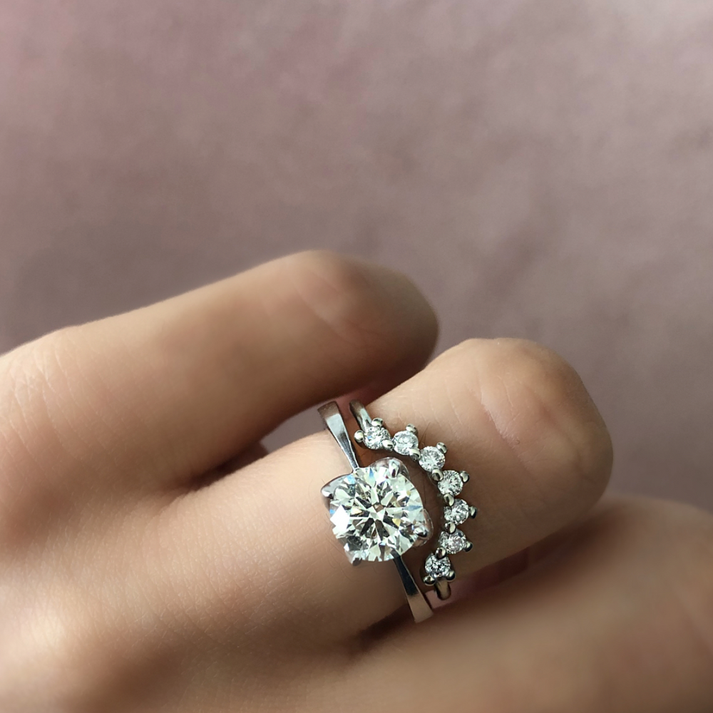 
                      
                        Anillo Corona Mijal con Diamantes Blancos
                      
                    
