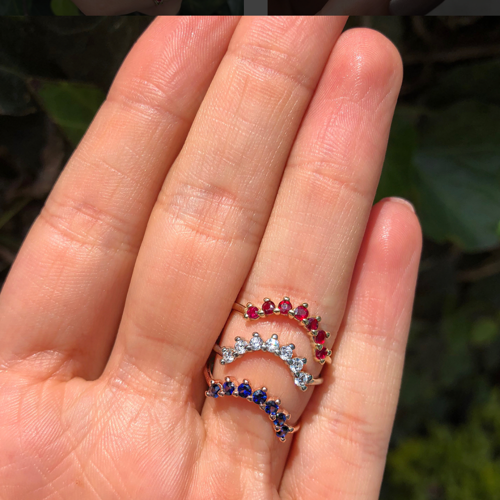 
                      
                        Anillo Corona Mijal con Diamantes Blancos
                      
                    