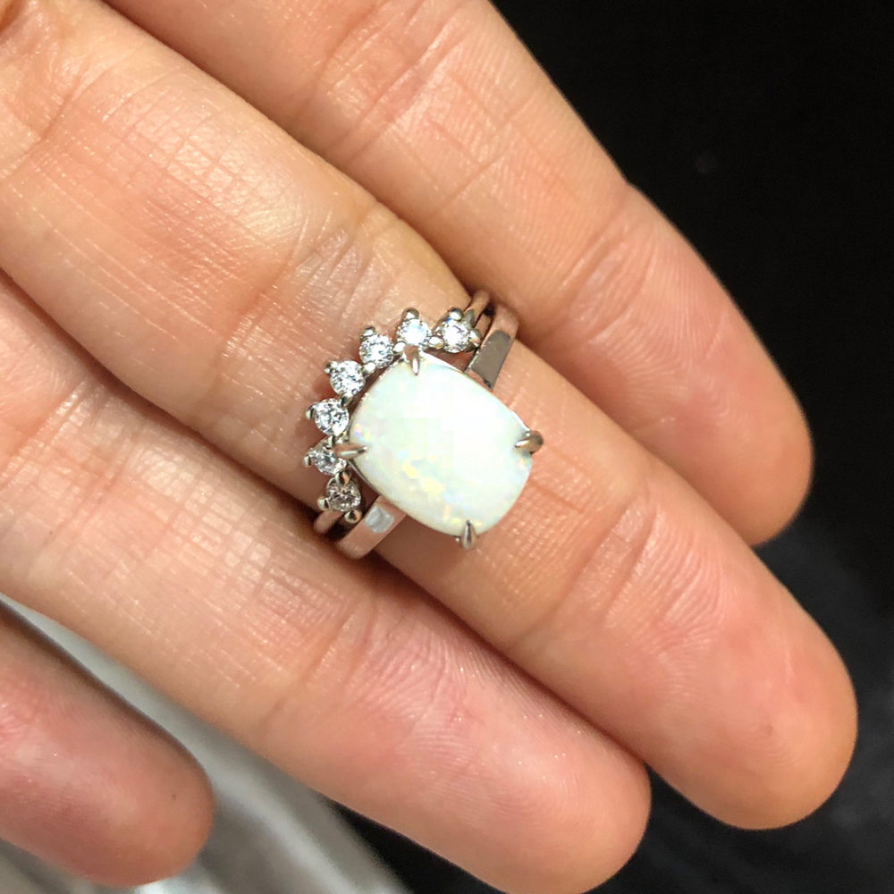 
                      
                        Anillo Corona Mijal con Diamantes Blancos
                      
                    