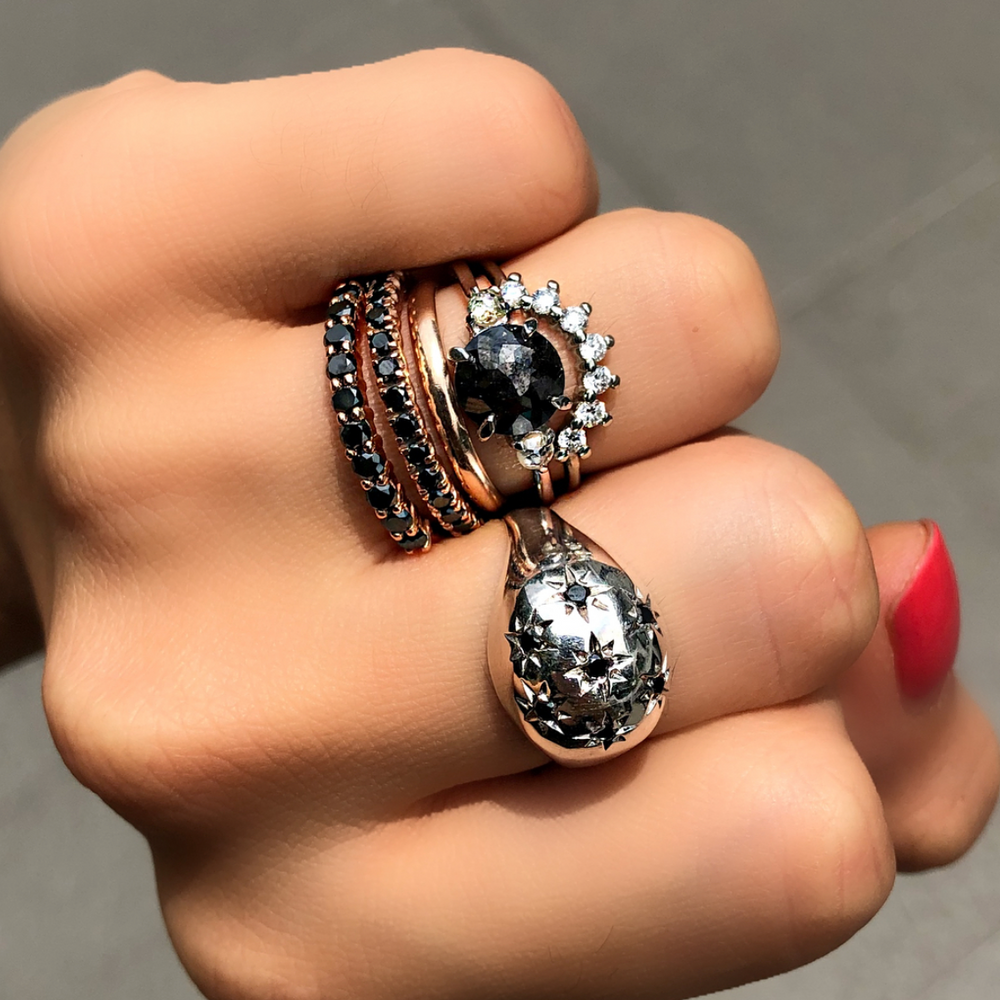 
                      
                        Anillo Corona Mijal con Diamantes Blancos
                      
                    