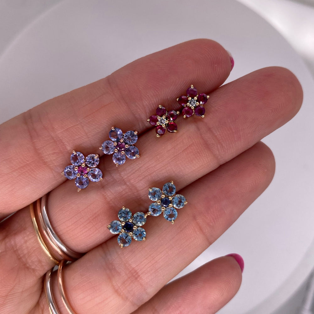 
                      
                        Aretes Flor Mini
                      
                    