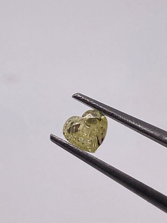 PIEDRA SUELTA / Diamante amarillo en corte corazón de 0.42ct / Valor total 18,300 pesos