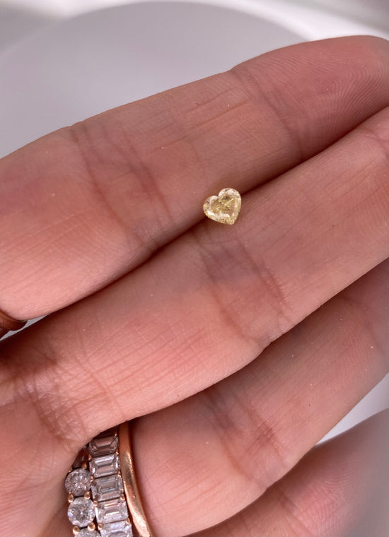 PIEDRA SUELTA / Diamante amarillo en corte corazón de 0.42ct / Valor total 18,300 pesos