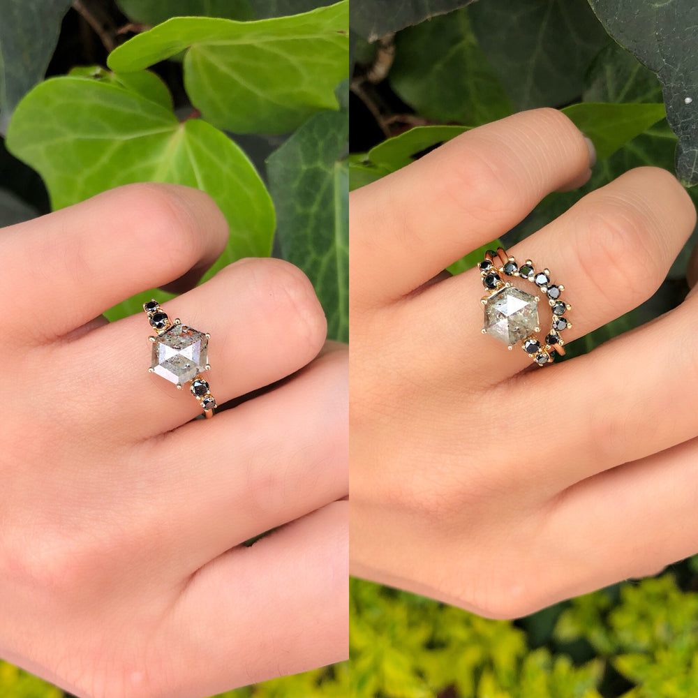 
                      
                        Anillo Corona Mijal con Diamantes Negros
                      
                    