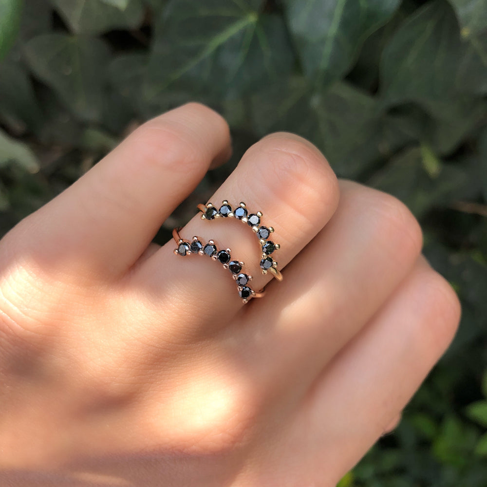 
                      
                        Anillo Corona Mijal con Diamantes Negros
                      
                    