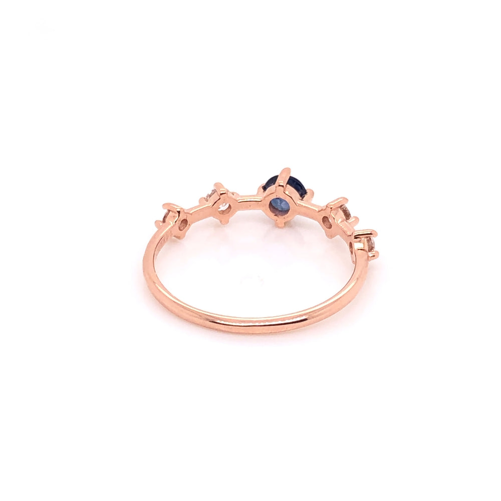 
                      
                        Anillo de Zafiro con Diamantes Espaciados (pieza única)
                      
                    
