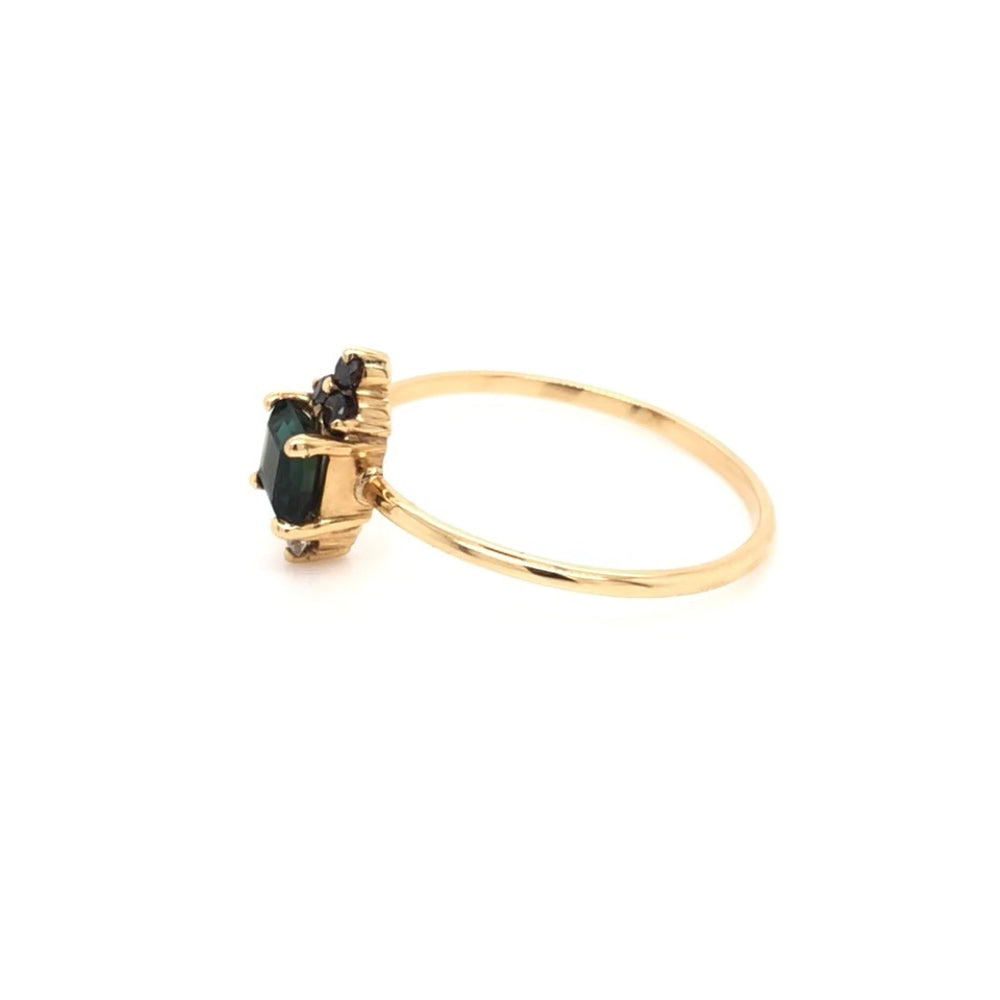 
                      
                        Anillo de Turmalina con Diamantes Negros y Diamante Blanco
                      
                    