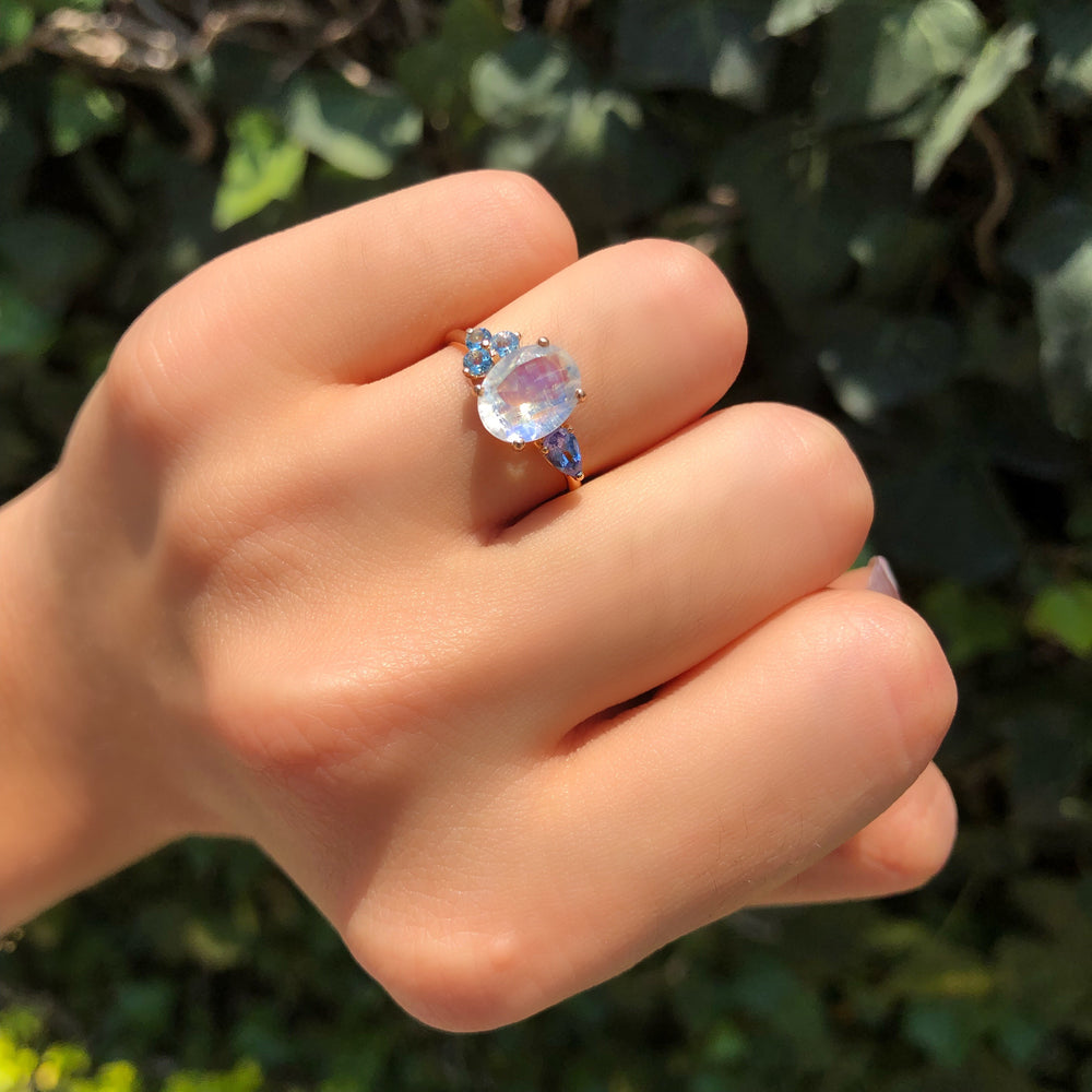 
                      
                        Anillo de Moonstone con Aguamarinas y Tanzanitas
                      
                    