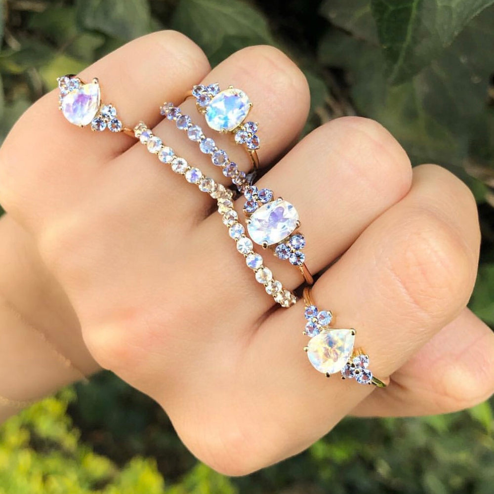 
                      
                        Anillo Valeria Moonstone con Tanzanitas
                      
                    