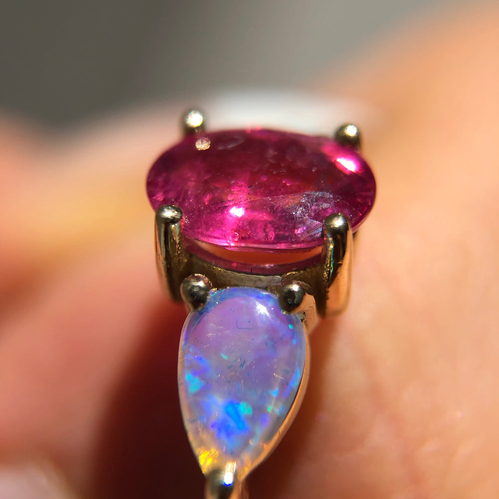 
                      
                        Anillo de Turmalina Rosa con Ópalos
                      
                    