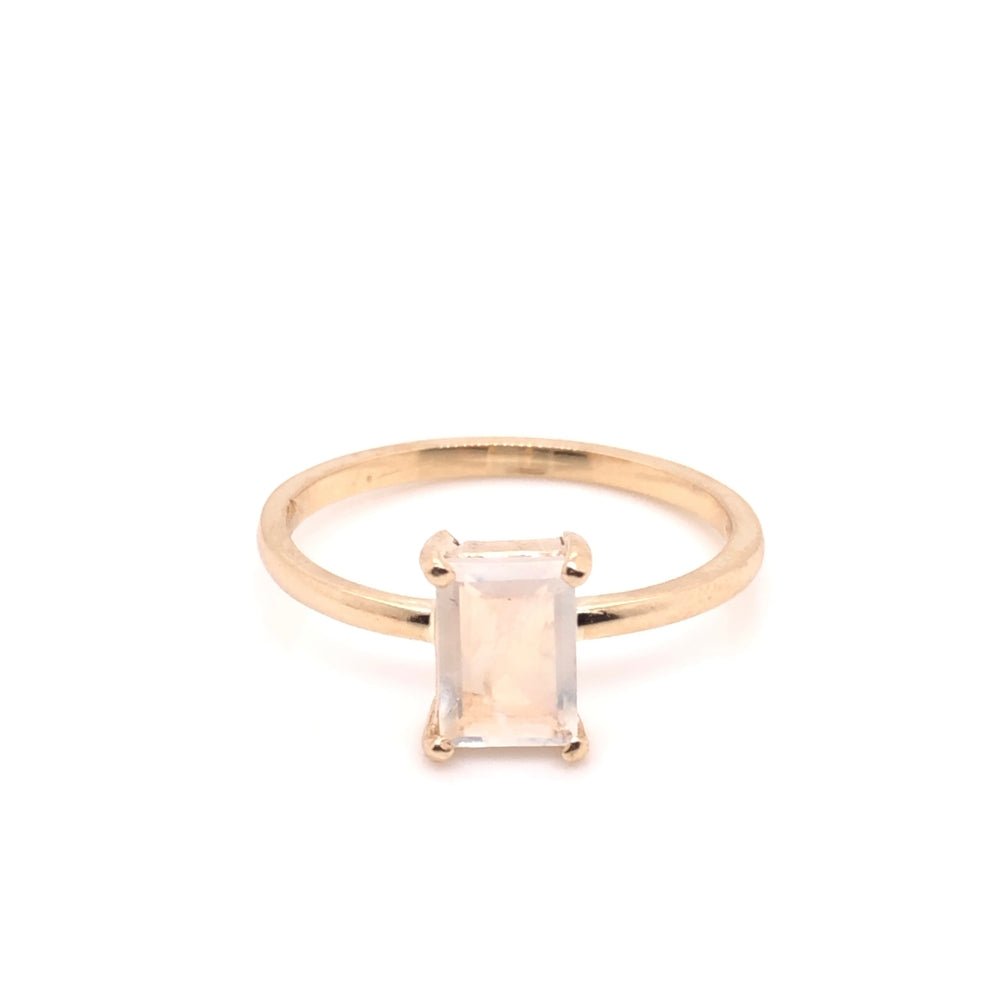 
                      
                        Anillo Solitario de Moonstone corte Esmeralda
                      
                    