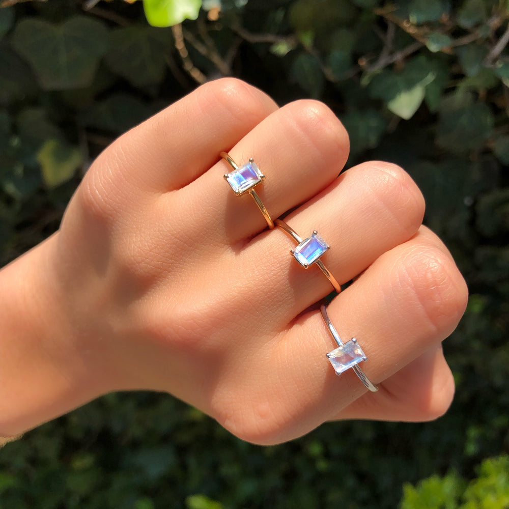 
                      
                        Anillo Solitario de Moonstone corte Esmeralda
                      
                    