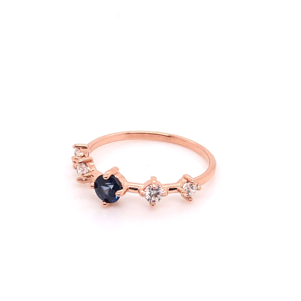 
                      
                        Anillo de Zafiro con Diamantes Espaciados (pieza única)
                      
                    
