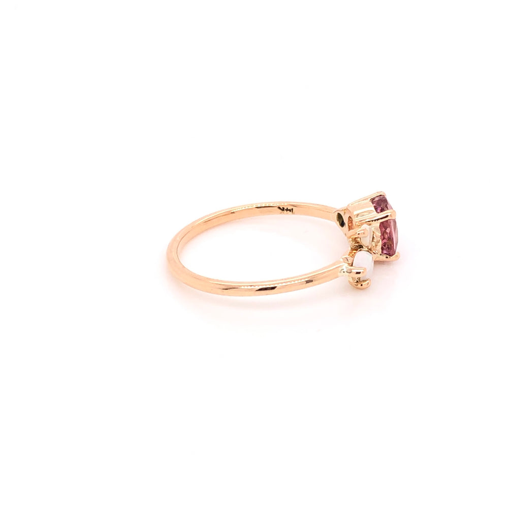 
                      
                        Anillo de Turmalina Rosa con Ópalos y Zafiro
                      
                    