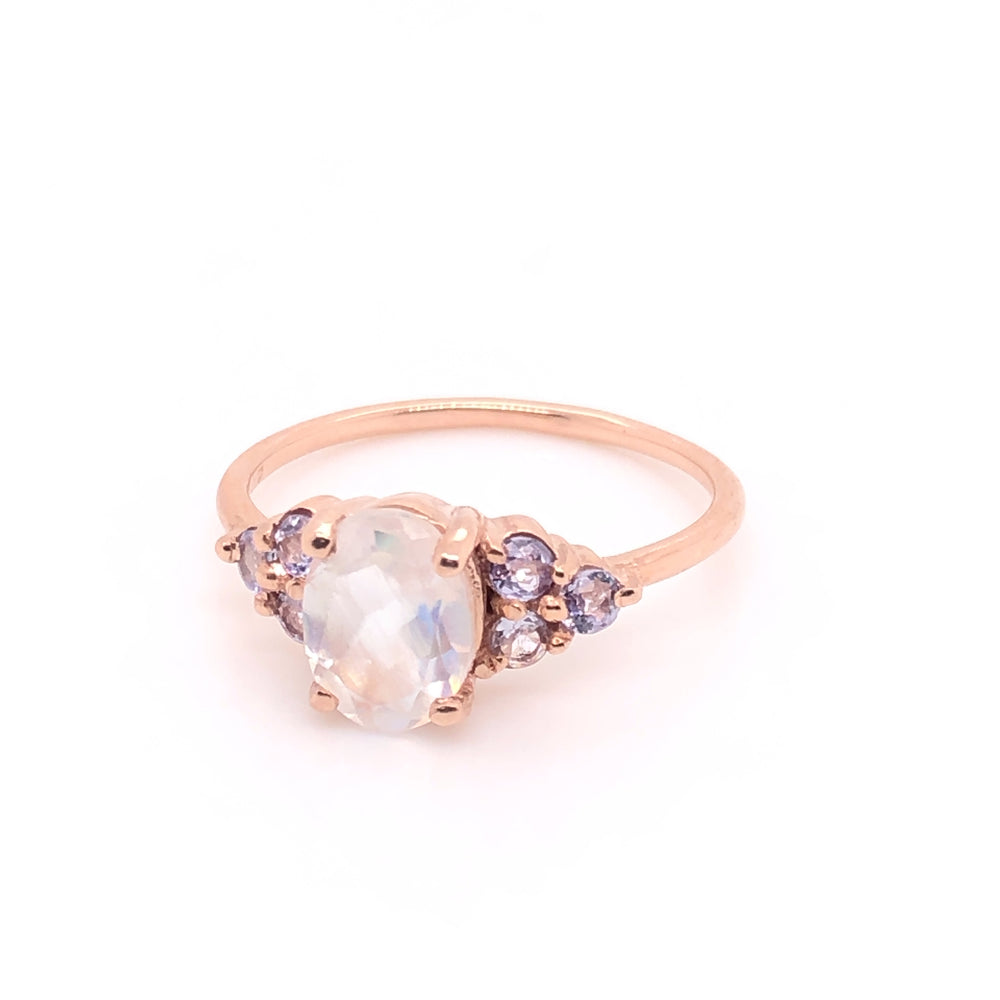 
                      
                        Anillo Valeria Moonstone con Tanzanitas
                      
                    