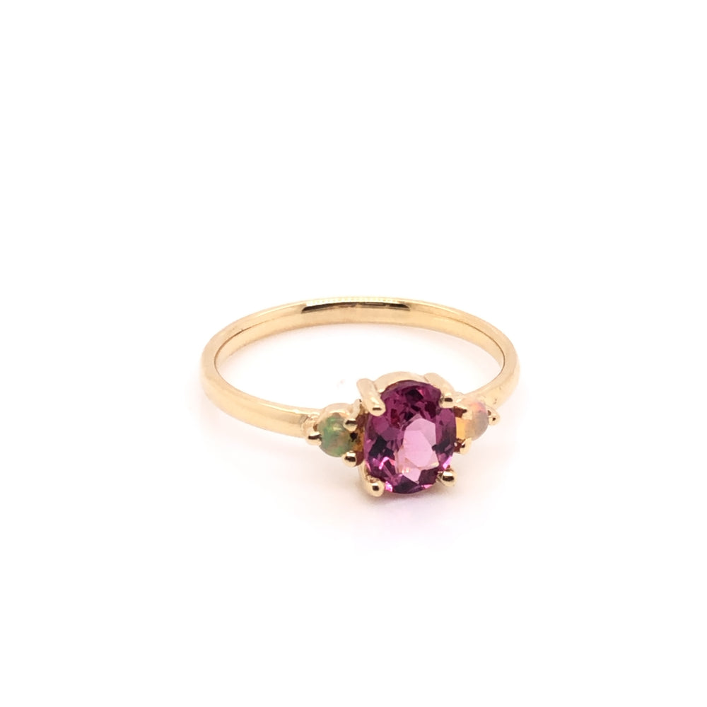
                      
                        Anillo de Granate Malaya con Ópalos (pieza única)
                      
                    