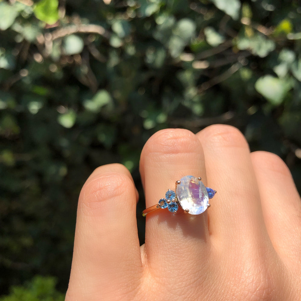 
                      
                        Anillo de Moonstone con Aguamarinas y Tanzanitas
                      
                    