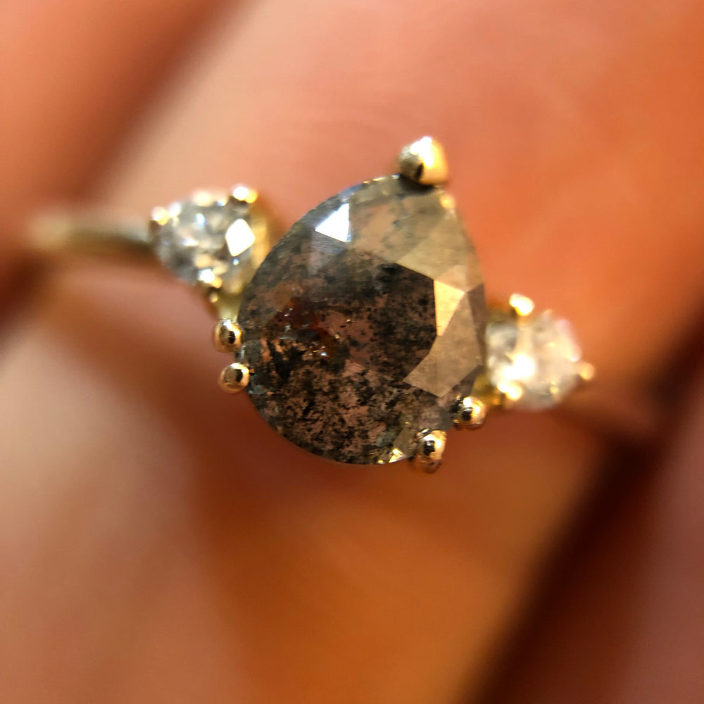 
                      
                        Anillo De Diamante Salt and Pepper En Gota con Diamantes Blancos
                      
                    