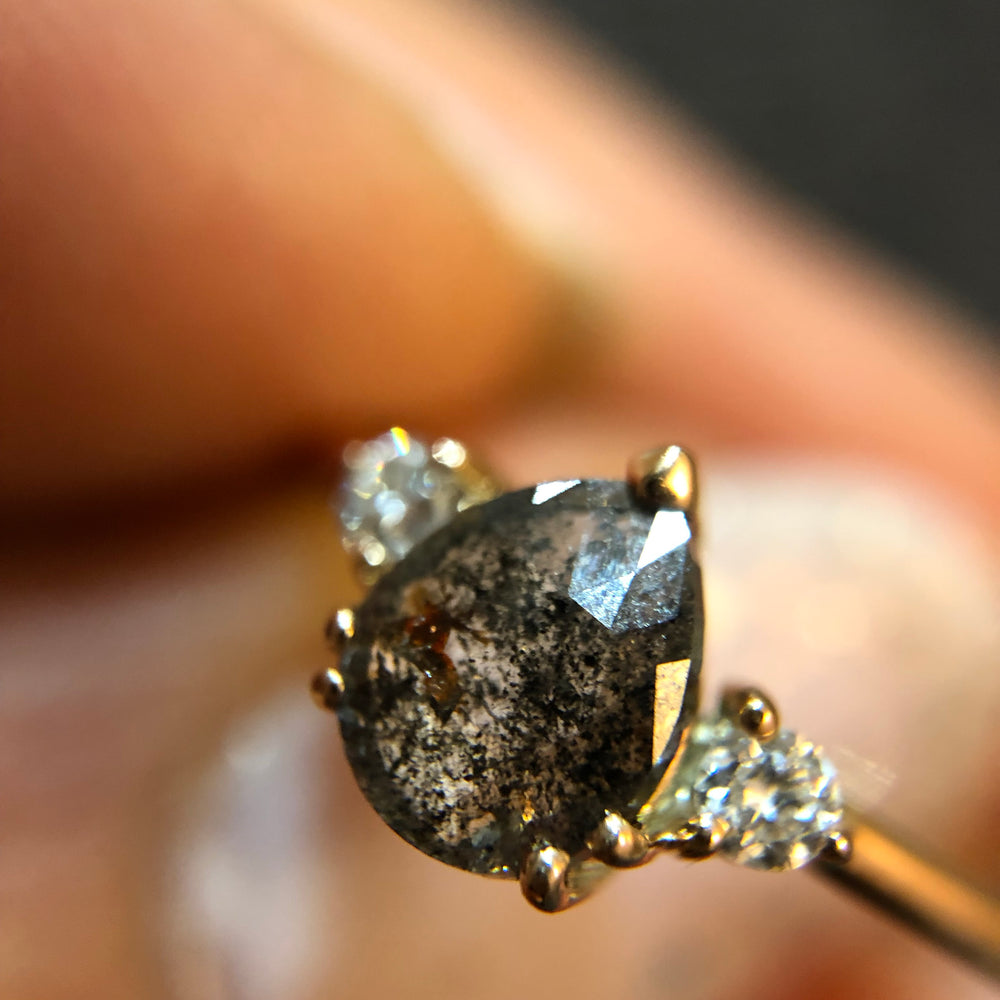 
                      
                        Anillo De Diamante Salt and Pepper En Gota con Diamantes Blancos
                      
                    