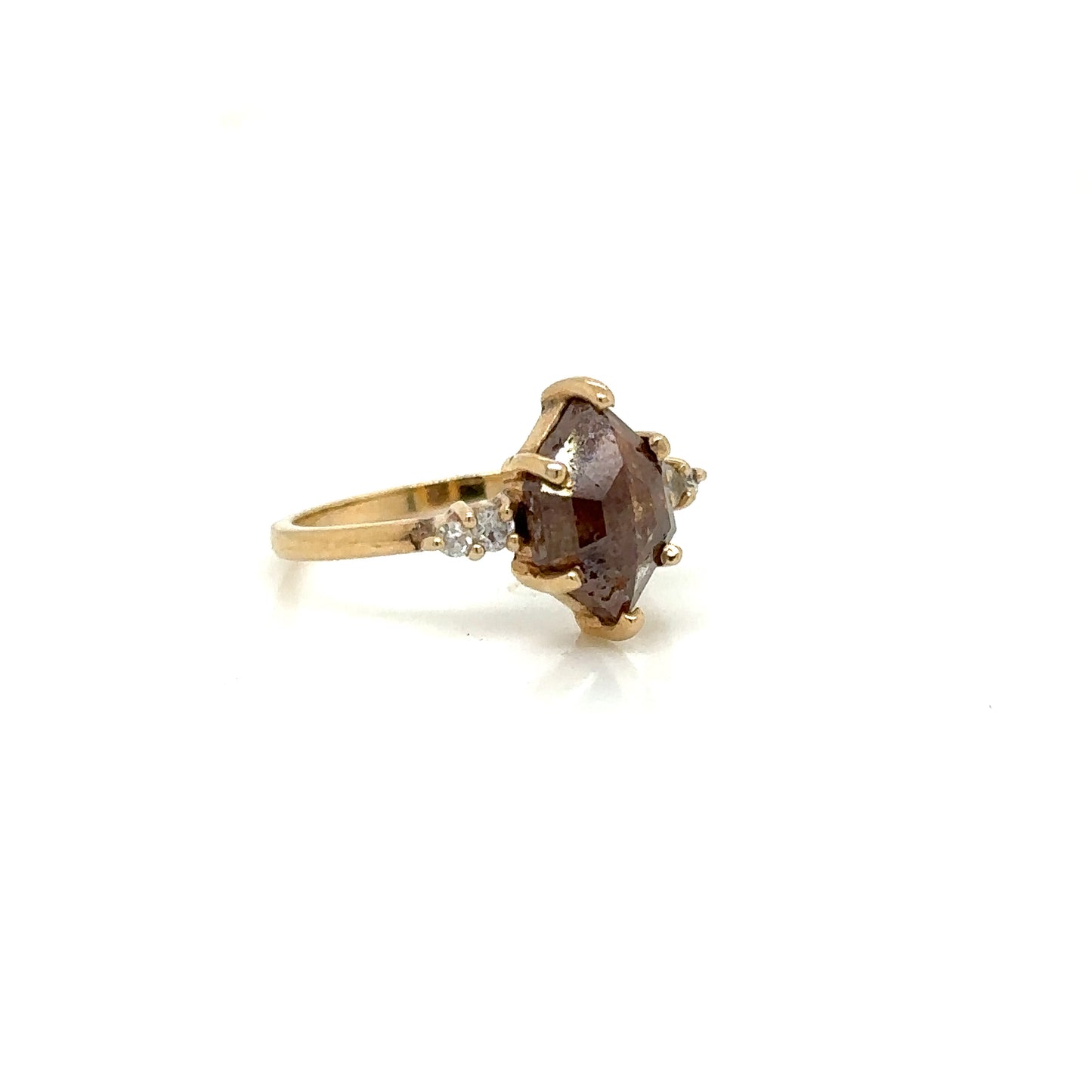 ENTREGA INMEDIATA / Anillo Diamante Salt & Pepper color cognac en corte hexagonal con diamantes laterales / Oro amarillo 14k /Talla 5.25