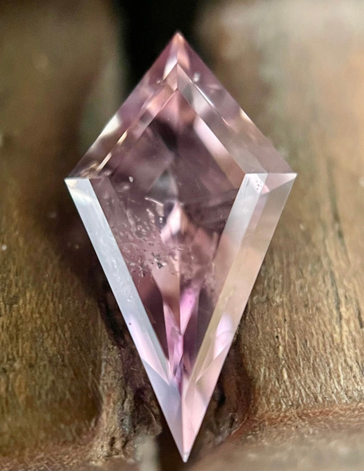 Cargar imagen en el visor de la galería, PIEZA UNICA / ENTREGA INMEDIATA / Anillo de Zafiro rosa en corte kite con diamantes y corona de zafiros rosas morados con diamantes.
