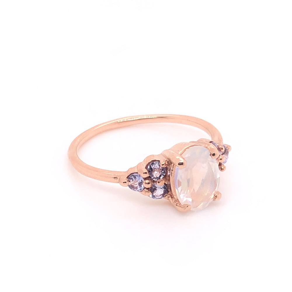 
                      
                        Anillo Valeria Moonstone con Tanzanitas
                      
                    