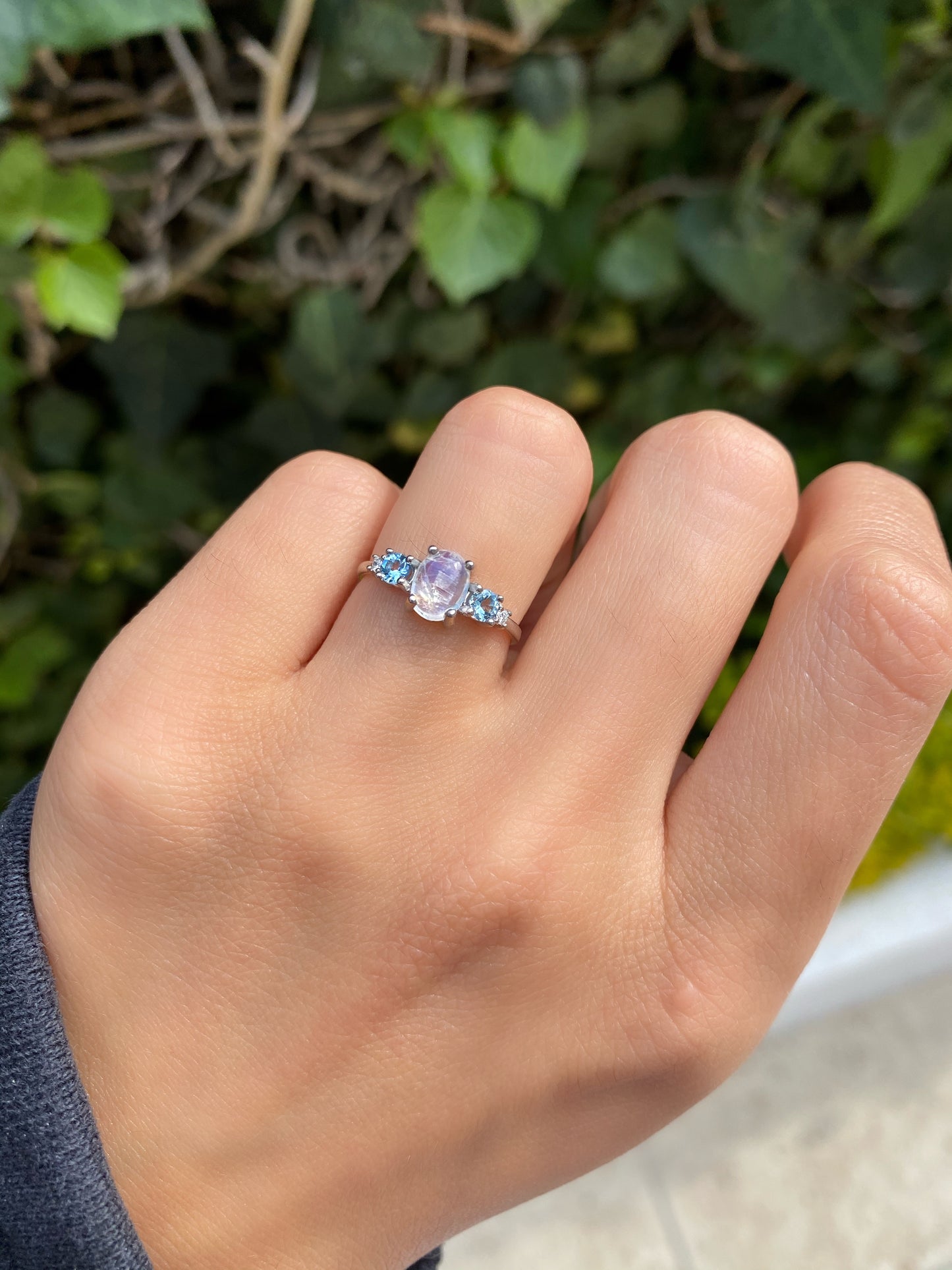 Anillo de Moonstone Cabujón con Aguamarinas y Diamantes