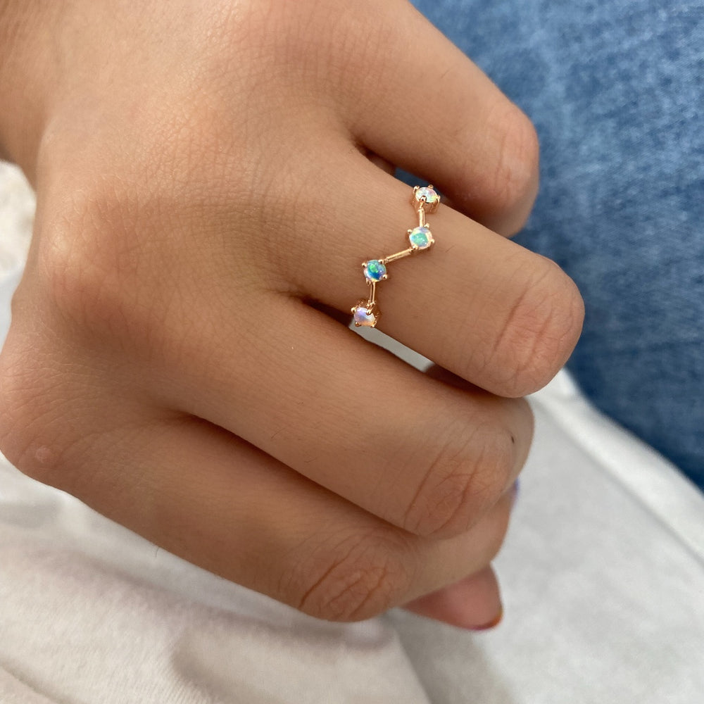 
                      
                        Anillo Magdalena grande con ópalos
                      
                    