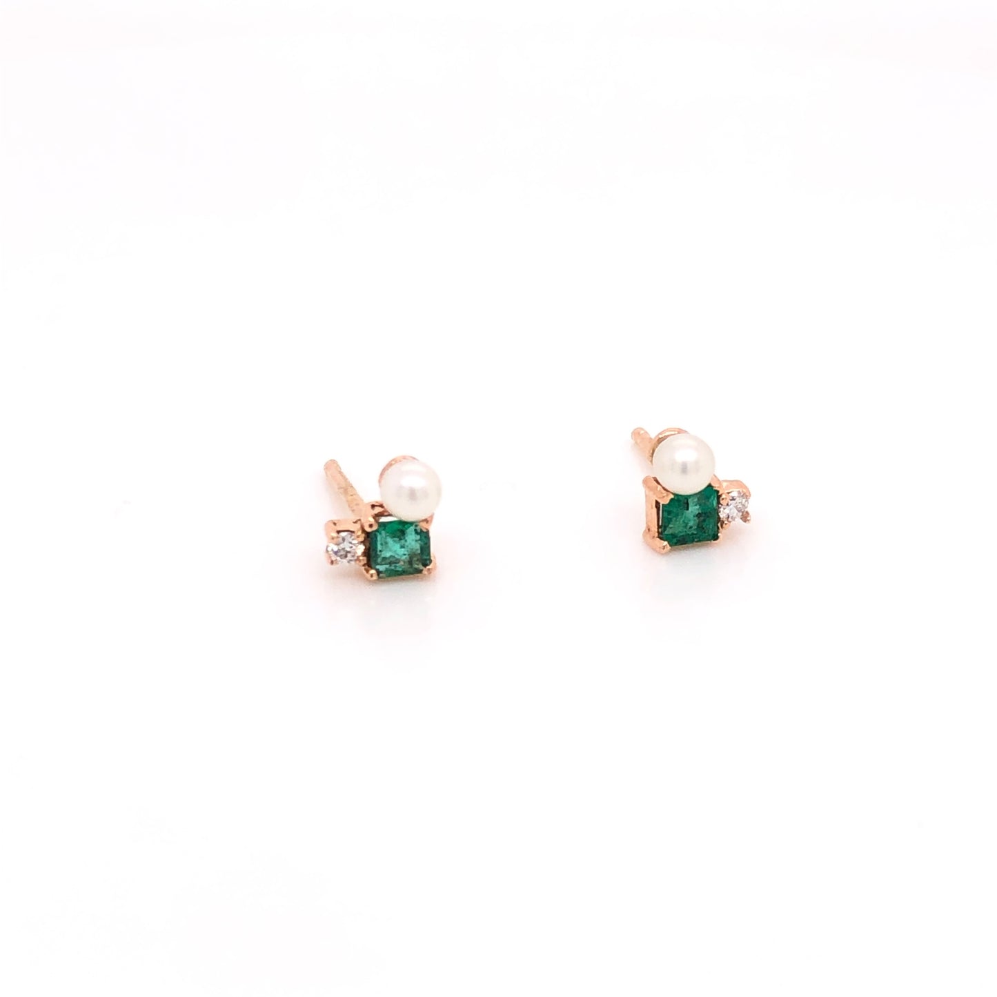 Load image into Gallery viewer, Daniela Earring with Emeralds, Diamonds and Pearls
