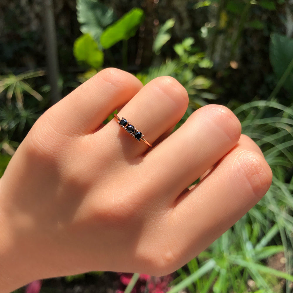 
                      
                        Anillo Isabella Diamante Negro
                      
                    