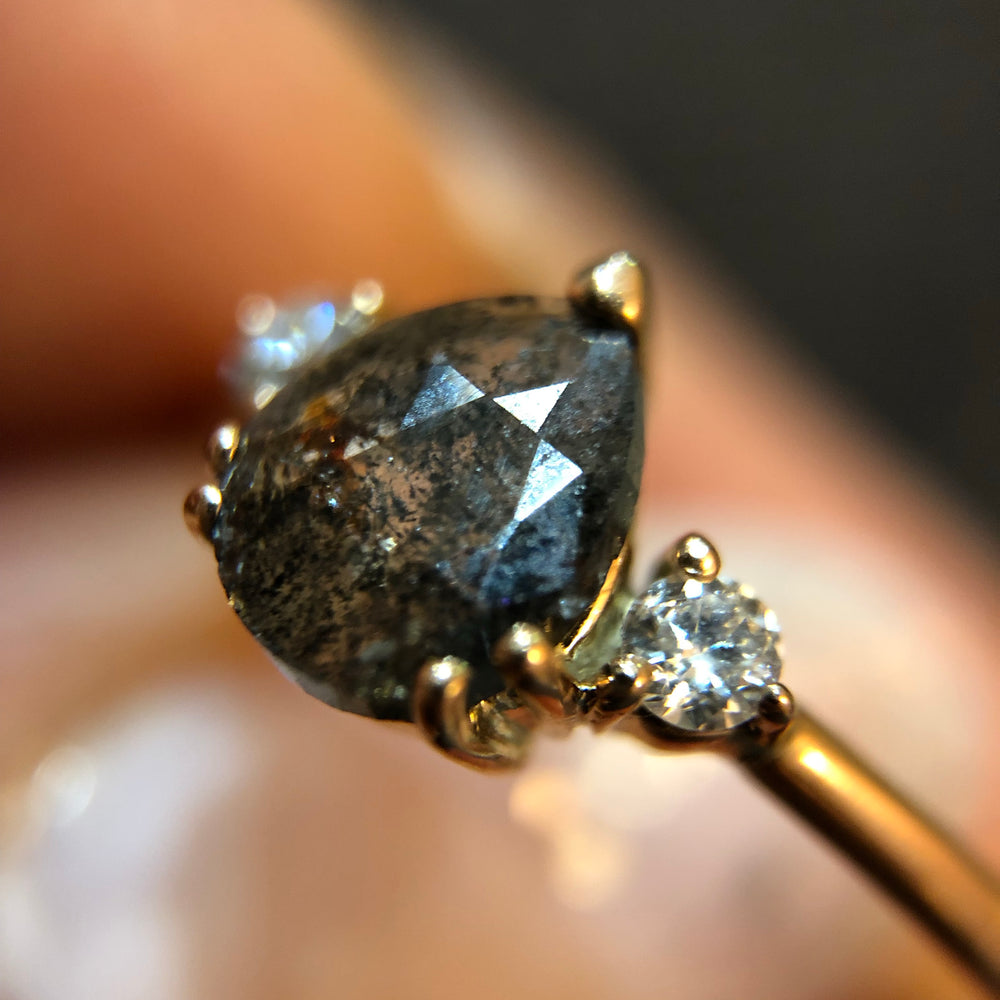 
                      
                        Anillo De Diamante Salt and Pepper En Gota con Diamantes Blancos
                      
                    