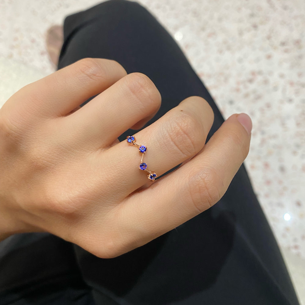 
                      
                        Anillo Magdalena “grande” de Tanzanitas
                      
                    