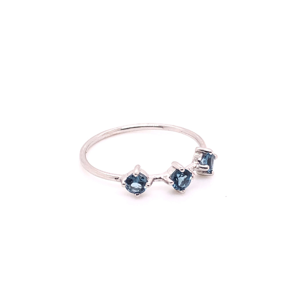 
                      
                        Anillo Renata
                      
                    